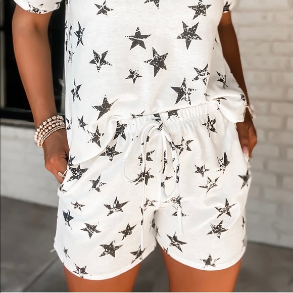 NWOT ⭐️ [Now N Forever] White Shorts with Black Stars - Large - Picture 3 of 4